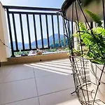Mountain View Retreat - Private Parking Апартаменты