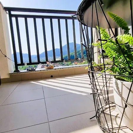 Mountain View Retreat - Private Parking דירה