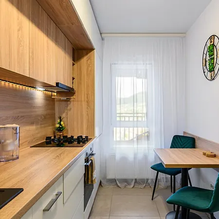 Апартаменты Mountain View Retreat - Private Parking Брашов